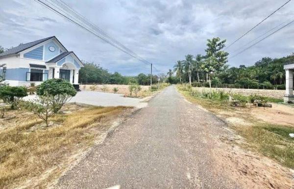 (1 Sào 1124.8m) 2 MT Nhựa,DT 756, 🏘️ QL 14 Vào, Giá 960TR, SHR, Nhà Hiện Hữu, Gần Sát KCN Quốc lộ 14, Xã Quang Minh, Thị xã Chơn Thành, Bình Phước