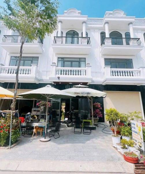 Chủ cần bán Nhà mặt phố 100m²