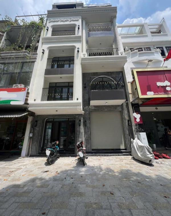 Bán Nhà mặt phố 137m²