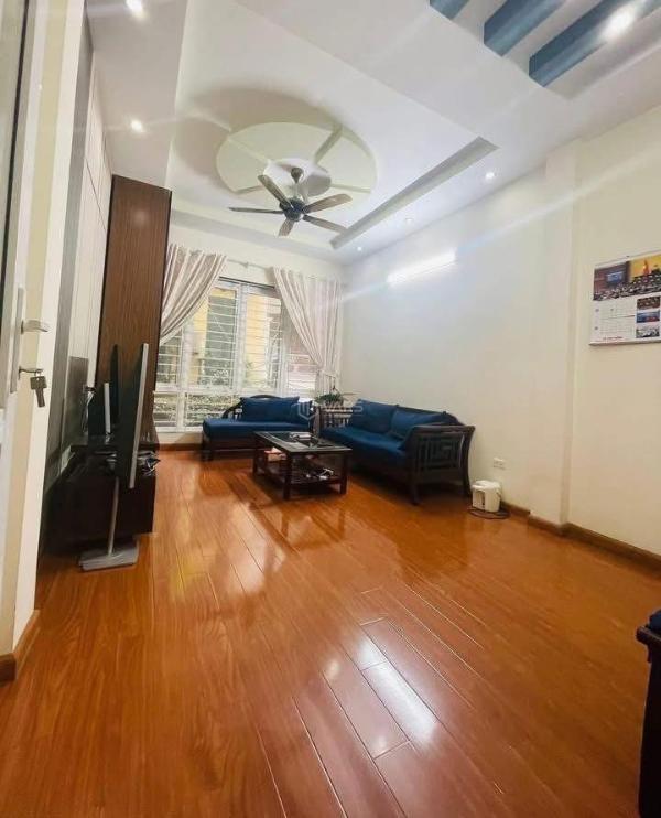 Bán 🏠 nhà hoàng quốc việt-cầu giấy 42m*5 tầng,oto vào nhà