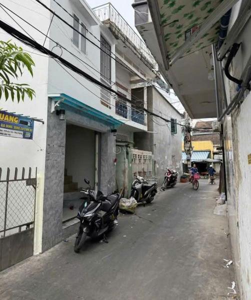 Nhà bán 1 trệt 1 lầu cách đường Đồng Nai 1 căn nhà, có hẻm bên hông , dt 27m giá 🏣 1 tỷ 800