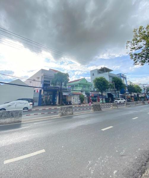 Bán căn nhà 3 tầng 2 mặt 🏦 tiền , đường Lê Hồng Phong , gần siêu thị copmax