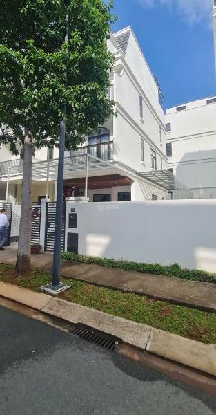 Cần bán căn Liền kề 🏣 sân vườn 129m2 nội thất cao cấp. Giá bán lỗ chỉ 8 tỷ 99 triệu