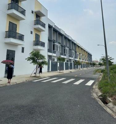 Bán căn 2 lầu nhà 🌊 phố Phước Đông New City chỉ 1,8 tỷ, sổ sẵn sở hữu lâu dài Lh 09386*****