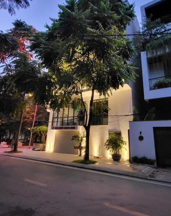 Nhà phố láng 🆘 hạ, cách phố 3 nhà, 125m2 mt 8m, vỉa hè, thông ô tô bàn cờ cực hiếm