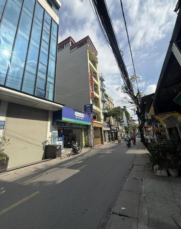 Bán Nhà mặt phố 180m²