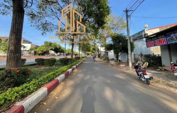 BÁN NHÀ MẶT TIỀN PHẠM ☘ VĂN ĐỒNG. DT: 6,5x20M. GIÁ: 5,5 TỶ