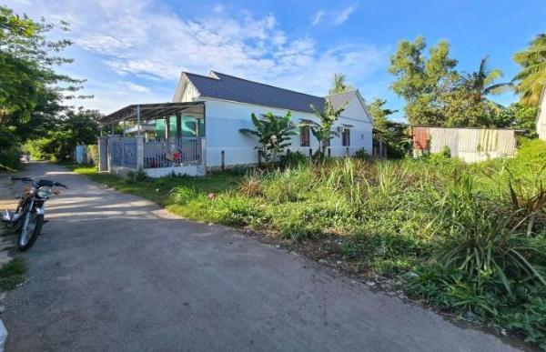 Mặt tiền Lộ nhựa gần chợ hoà thuận khu 🏤 dân cư táp nập