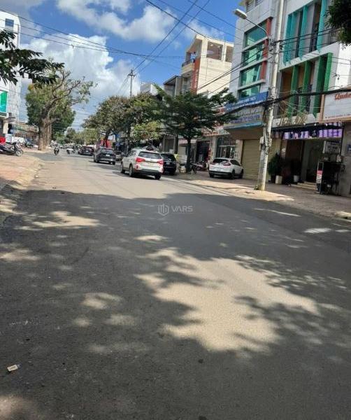 Chủ cần bán Nhà mặt phố 300m²
