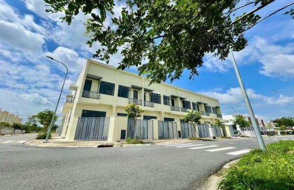 Bán nhà phố xây sẵn trong lõi KCN Phước Đông, giá bán chỉ 🏠 từ 1,6 tỷ, sổ hồng riêng.