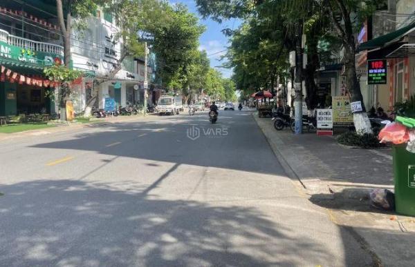 Bán hoặc cho thuê nhà 4 mê mặt tiền đường Phan Đình Phùng trung tâm Tp Quảng 🆘 Ngãi