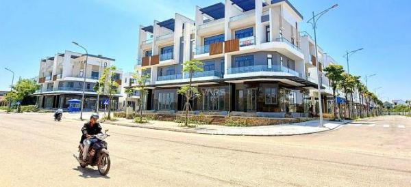 Chủ cần bán Nhà mặt phố 105m²