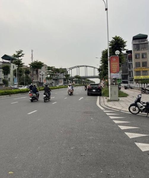 GIẢM SỐC, 96,3M ĐẤT 🏢 VÀNG NGỌC THỤY, BỒ ĐỀ- VIEW HỒ, NGÕ THÔNG, VỈA HÈ ĐỖ 2 HÀNG Ô TÔ