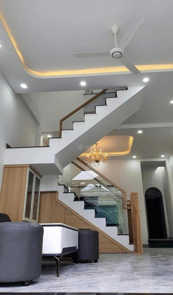 Nhà 1 trệt 1 lầu thiết kế hiện đại, 🏬 vị trí thuận tiện