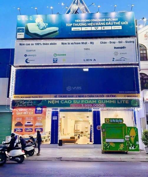 Cho thuê Nhà mặt phố 300m²