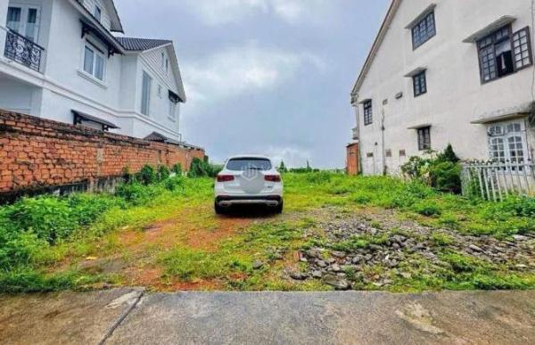 Cần bán lô đất mặt tiền đường Lê Văn 🏚️ Tám, phường 10, TP. Đà Lạt.