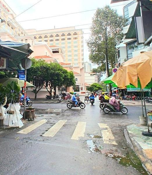 Bán Nhà Nát VỊ Trí 🏚️ Vip Nhất Quận 5 - 80m²(8 x 10) 2 Tầng - Sau Căn Mặt Tiền - 8,6 tỷ