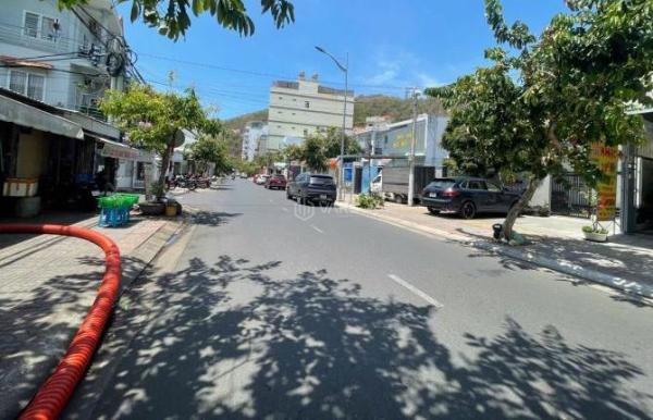 Bán Nhà mặt phố 165m²