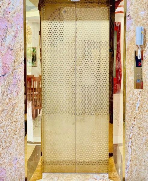 Cho thuê nhà 12 phòng 🏣 ngủ VIP full nội thất gỗ sịn sò có thang máy đường chính giá 60 triệ