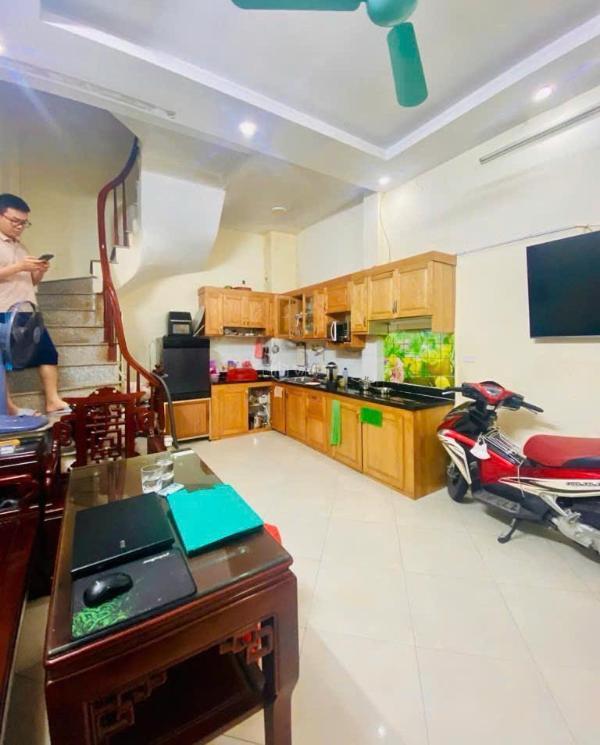 Bán nhà tân mai, ô tô đỗ cổng, dân xây, full nội thát, giá chỉ 6,5 🏠 tỷ