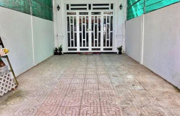 Cho 🏘️ thuê 180 m2 nhà và sân có đồ đạc kế đại học FPT 7 triệu