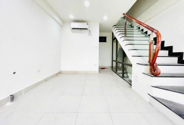 Nhà 🏦 mặt phố - giá 4,6 tỷ - vỉa hè 3 m - đường 25 m - sổ đỏ