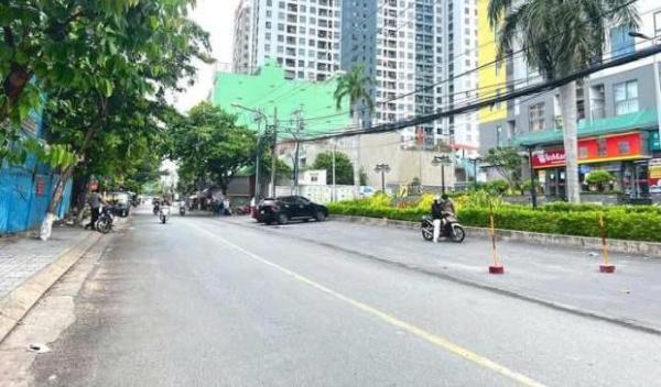 đất 🏦 măt tiền kinh doanh , vip . đối diện bến xe miền đông