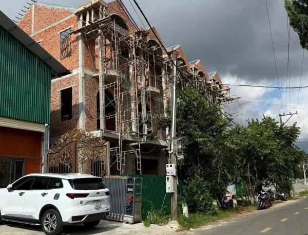 Bán 🏡 dãy nhà mới xây mặt tiền đa phú, phường lang biang, đà lạt 3.8 tỷ