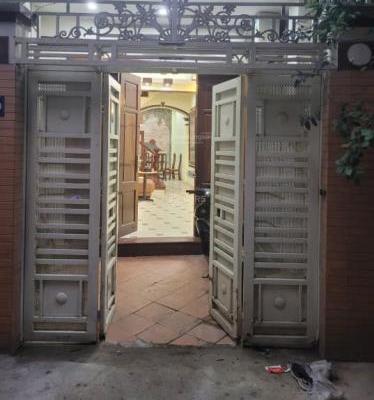 Cho thuê nhà Phố Nguyễn Khang, 55m2 x 4 tầng, 🌊 5PN, 18 Triệu ở nhóm 10 người, VP cty