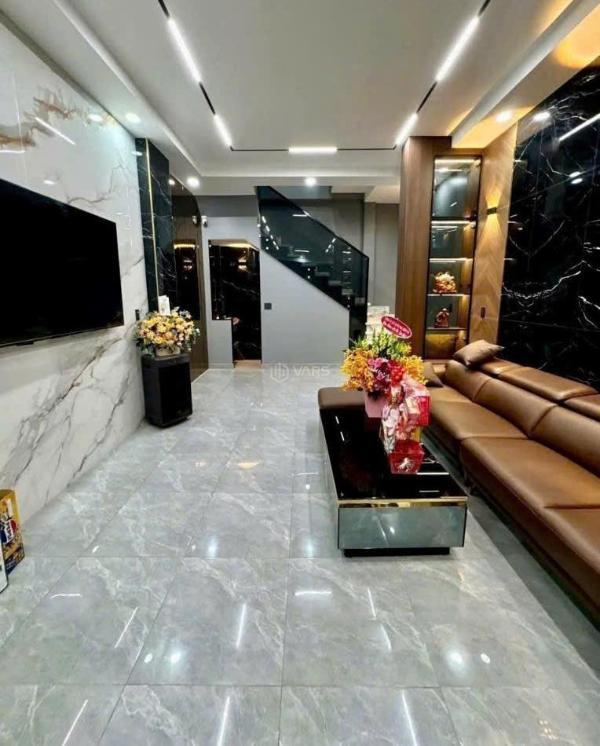 Nhà góc 2mt kd hẻm 🏤 6m, 20m ra mt lạc long quân 50m2, 3 tầng. chỉ 9 tỷ