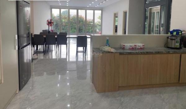 Bán Nhà mặt phố 141m²