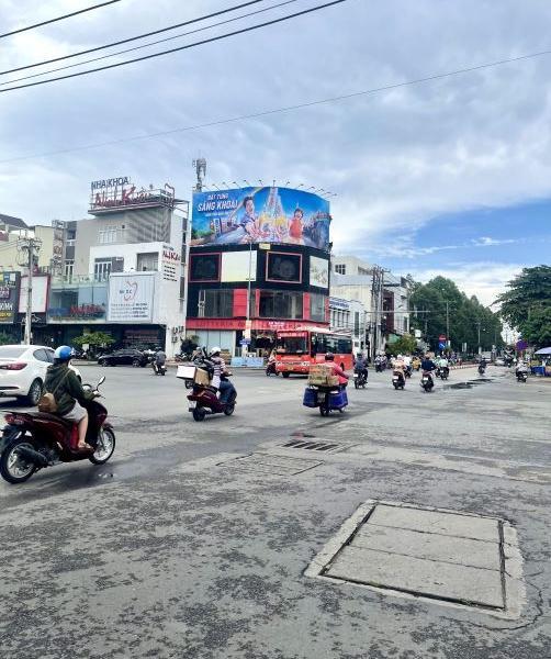 cho thuê nhà góc 2 mặt 🏡 tiền đường nguyễn văn cừ cần thơ, góc 17.6m, 2 lầu giá 120 Triệu/t