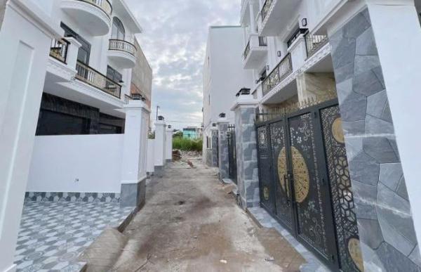 Nhà 2 lầu mới hoàn thiện 🏚️ sổ riêng cách QL50 chỉ 300m