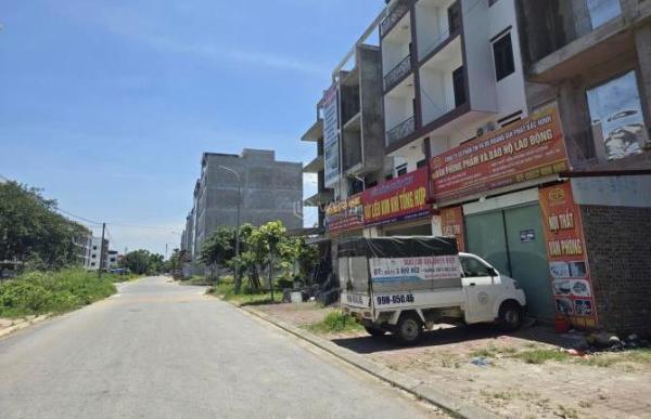 Cần bán 🏬 căn liền kề xây thô Parado 1 mặt đường 32m