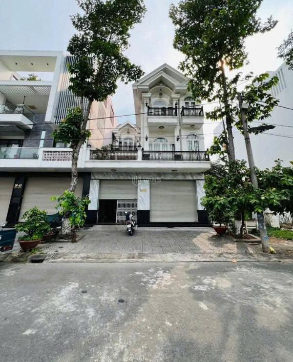 Nhà 2 lầu đường a10 kdc hưng phú 🏤 1, ngang 9m dài 16m hướng đông bắc.