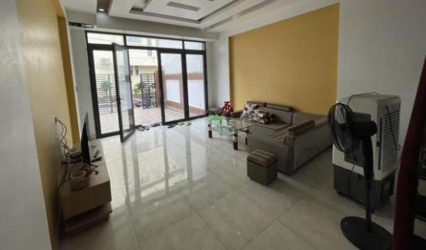 Cho thuê nhà Văn 🏦 Cao, sân cổng riêng (110m2), 4 p.ngủ.