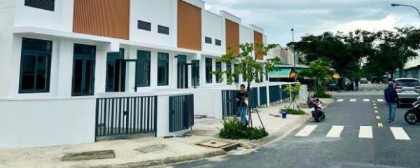 Bán 🏠 nhà phố xây sẵn, sổ riêng, nằm trong lòng KCN Phước Đông, giá bán chỉ 1.3 tỷ