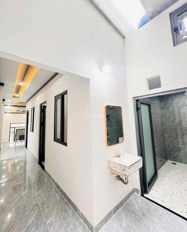 Chủ vỡ nợ bán gấp căn nhà 🏣 gác lửng, giá 1 tỷ 450 ngay ủy ban công an tân triều