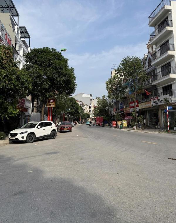 Bán nhà tổng cục 5 xây thô 62m vỉa hè ô tô 🏡 tránh gần mặt phố yên xá giá 16.5 tỷ