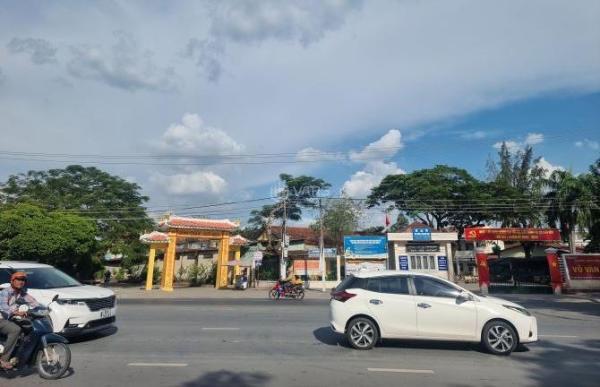 <mark style="background-color: transparent; font-weight: 400; ">22x48 Trung tâm thị trấn Đức Hòa, Trường Võ Văn 🏣 Tần chạy vào</mark>