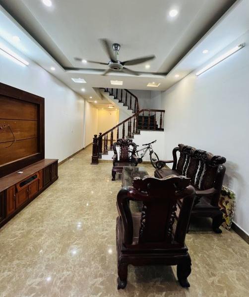 Bán căn 90m 🌊 x 4 tầng mặt đường Lê Văn Thuyết A. Giá 7.6 tỷ