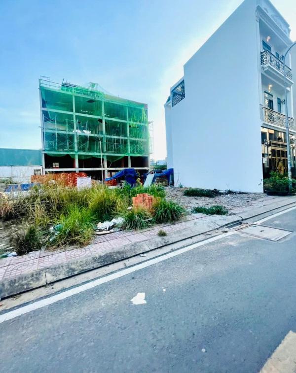 Chính chủ 🏡 nhượng lại nền đất mặt tiền kế trung tâm tphcm, full thổ cư 76m2, shr