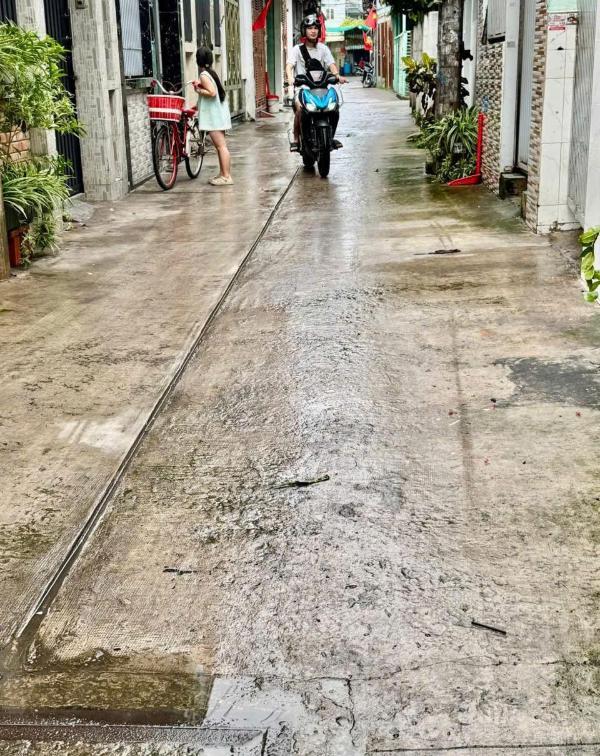 Nhà 1 trệt 🏦 2 lầu sổ hồng riêng chỉ 2 tỷ 950 tr đường 4m tch36 kế bên cvpm quang