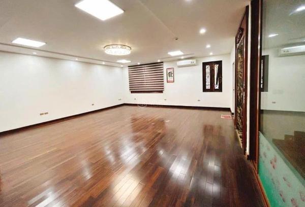 Cho 🏣 thuê nhà vườn imperia nguyễn huy tưởng, dt 200m x 4 nổi 1 hầm, mt 12m. 65tr.