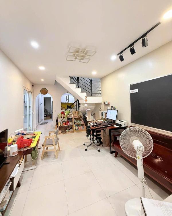 Nhà mới 60 m2 2 lầu đồng đen tân bình giá 4 🏘️ t y bớt lộc cho khách thiện chí