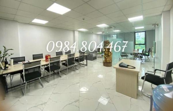 Cho thuê văn phòng 150m2 giá 26 triệu tại phố Hàm Nghi, 🏠 Nam Từ Liêm,chia sẵn 2 phòng