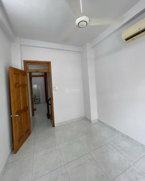 Nhà hot cỡ phim mưa đỏ - ngay phố ẩm thực bàn 🏢 cờ, 40m2, 3 tầng 4 phòng - 6. tỷ
