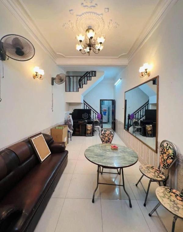 Cho thuê nhà 3 tầng đường láng, đống đa. giá: 15tr. lh: 👍 09371*****