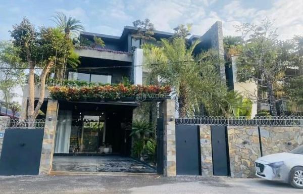 Bán Nhà mặt phố 220m²