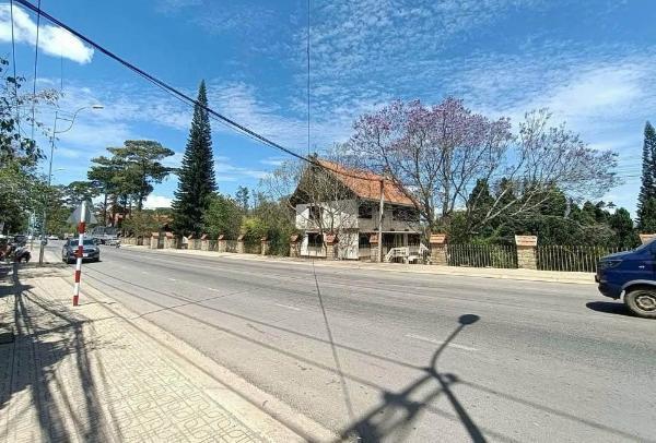 Cần bán căn villa kiến trúc cổ xưa toạ lạc 🏡 mặt tiền đường hùng vương, p9, đà lạt